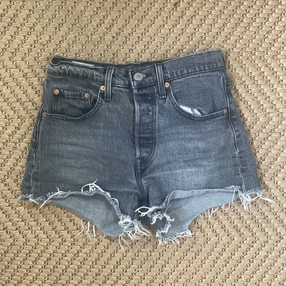 501 Levi's - Classic Cut Off Denim Shorts - Black - W26